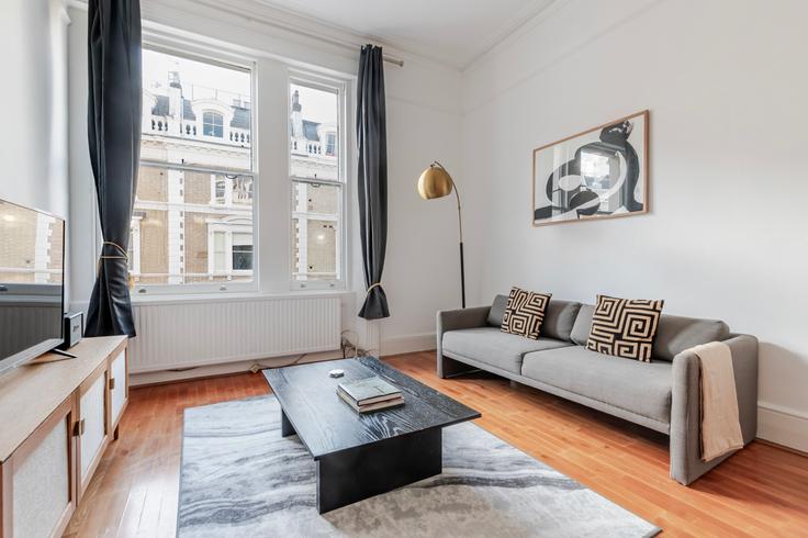 Elegante sala de estar con mobiliario moderno en un apartamento en 47 Clanricarde Gardens en City of Westminster, London