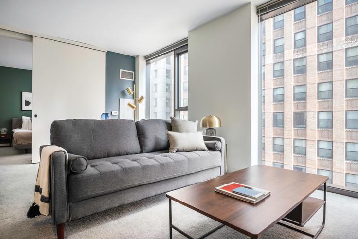 Chicago, Chicago에 위치한 Lake & Wells Apartments 아파트의 세련된 인테리어가 돋보이는 거실 Chicago, Chicago에 위치한 Lake & Wells Apartments 아파트의 세련된 인테리어가 돋보이는 거실