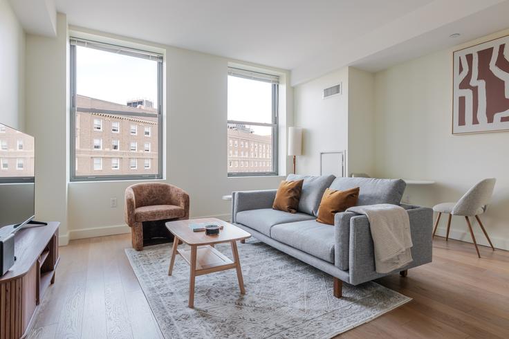 Elegante sala de estar con mobiliario moderno en un apartamento en The Arlington en Boston, Boston