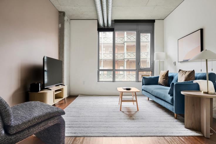 Sala de estar elegantemente projetada com móveis modernos em um apartamento no 624 Yale em Seattle, Seattle