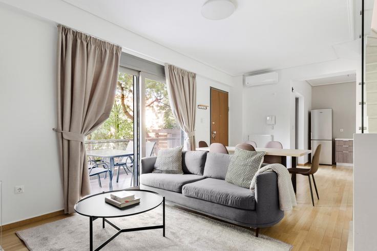 Salle de séjour élégante avec mobilier moderne dans un appartement à Mitropolitou Iakovou 13A, Kifisia à North Athens, Athens Salle de séjour élégante avec mobilier moderne dans un appartement à Mitropolitou Iakovou 13A, Kifisia à North Athens, Athens