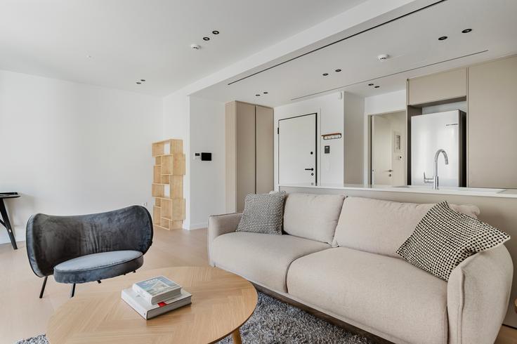 Epidavrou 19, Chalandri adresindeki bir dairede modern mobilyalarla zarif bir şekilde tasarlanmış oturma odası North Athens, Athens