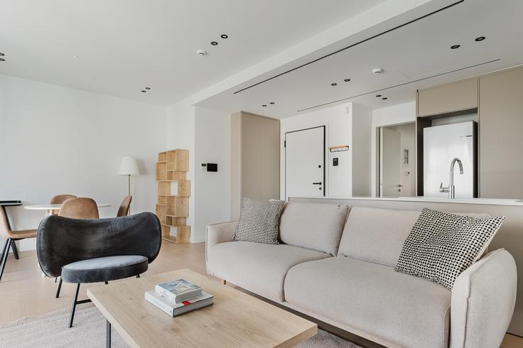 Epidavrou 19, Chalandri adresindeki bir dairede modern mobilyalarla zarif bir şekilde tasarlanmış oturma odası North Athens, Athens