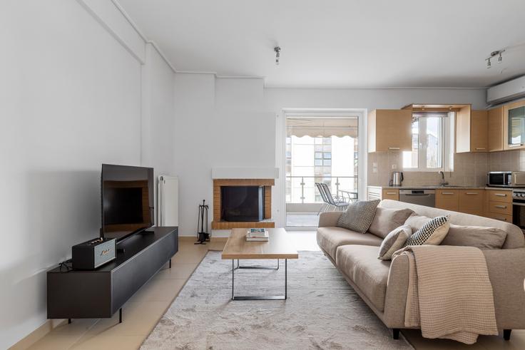 North Athens, Athens 소재 Sina 4, Marousi 유닛에 마련된, 현대적인 가구로 꾸며진 우아한 디자인의 거실