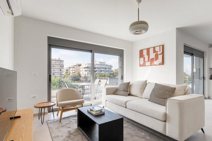 North Athens, Athens에 위치한 Charavgis 17, Marousi 아파트의 세련된 인테리어가 돋보이는 거실 North Athens, Athens에 위치한 Charavgis 17, Marousi 아파트의 세련된 인테리어가 돋보이는 거실