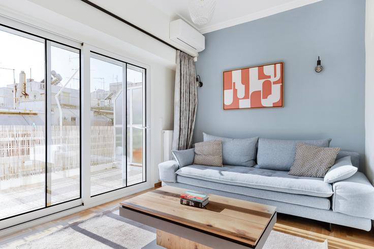 Athens Central AthensのMathiou Makka 2, Athensのアパートメントにある、モダンな家具を備えたエレガントなデザインのリビングルーム