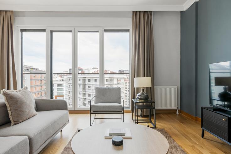 İstanbul KadıköyのBartu Apartmanıのアパートメントにある、モダンな家具を備えたエレガントなデザインのリビングルーム İstanbul KadıköyのBartu Apartmanıのアパートメントにある、モダンな家具を備えたエレガントなデザインのリビングルーム
