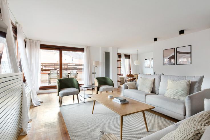 Elegante sala de estar con mobiliario moderno en un apartamento en Doctor Roux 17 en Sarrià-Sant Gervasi, Barcelona