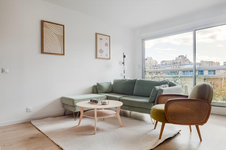 Elegant gestaltetes Wohnzimmer mit moderner Einrichtung in einer Wohnung im Cimarosa 11 in 16th arrondissement, Paris