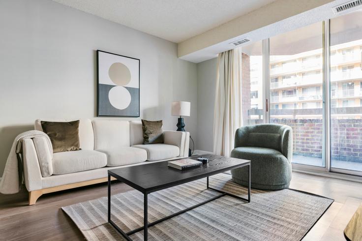 Washington, Washington 소재 Winston House 유닛에 마련된, 현대적인 가구로 꾸며진 우아한 디자인의 거실 Washington, Washington 소재 Winston House 유닛에 마련된, 현대적인 가구로 꾸며진 우아한 디자인의 거실