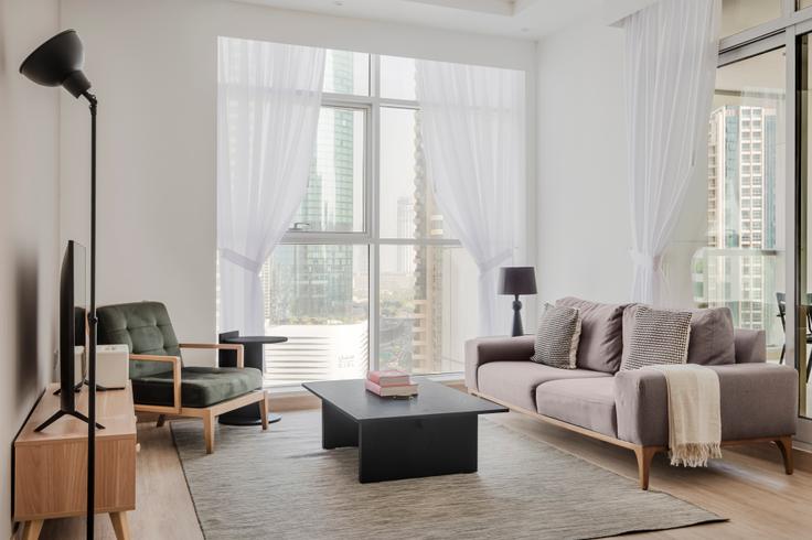Elegant gestaltetes Wohnzimmer mit moderner Einrichtung in einer Wohnung im Skyview Tower in Dubai Marina, Dubai