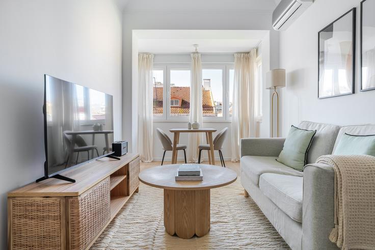 Lisbon ArroiosのEstefânia 84のアパートメントにある、モダンな家具を備えたエレガントなデザインのリビングルーム