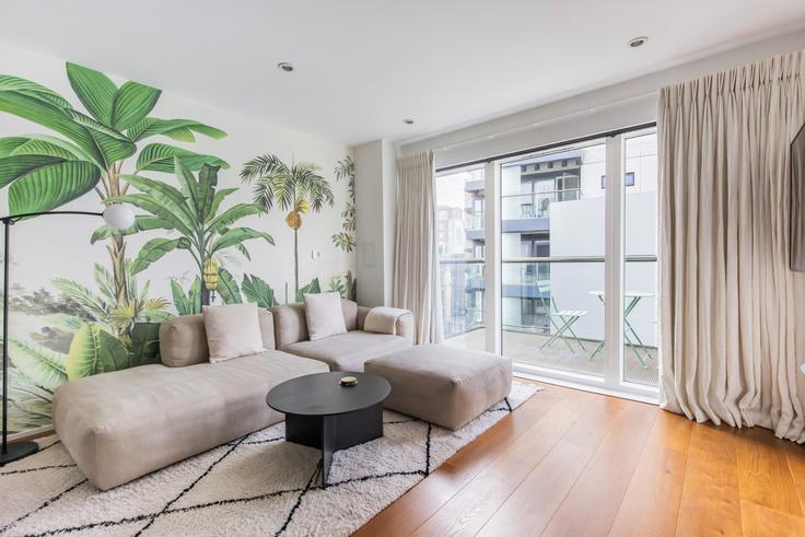 Sala de estar elegantemente projetada com móveis modernos em um apartamento no Dance Square, 43 Pear Tree St, London EC1V 3AG, UK em London Borough of Islington, London Sala de estar elegantemente projetada com móveis modernos em um apartamento no Dance Square, 43 Pear Tree St, London EC1V 3AG, UK em London Borough of Islington, London