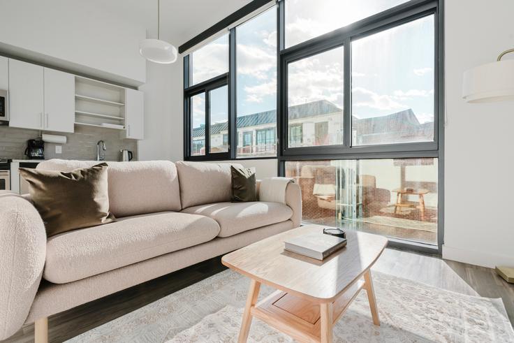 Salle de séjour élégante avec mobilier moderne dans un appartement à Legacy West End à Washington, Washington