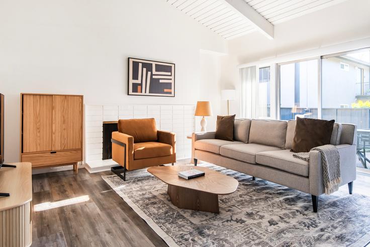 Middlefield road adresindeki bir dairede modern mobilyalarla zarif bir şekilde tasarlanmış oturma odası Palo Alto, Palo Alto Middlefield road adresindeki bir dairede modern mobilyalarla zarif bir şekilde tasarlanmış oturma odası Palo Alto, Palo Alto