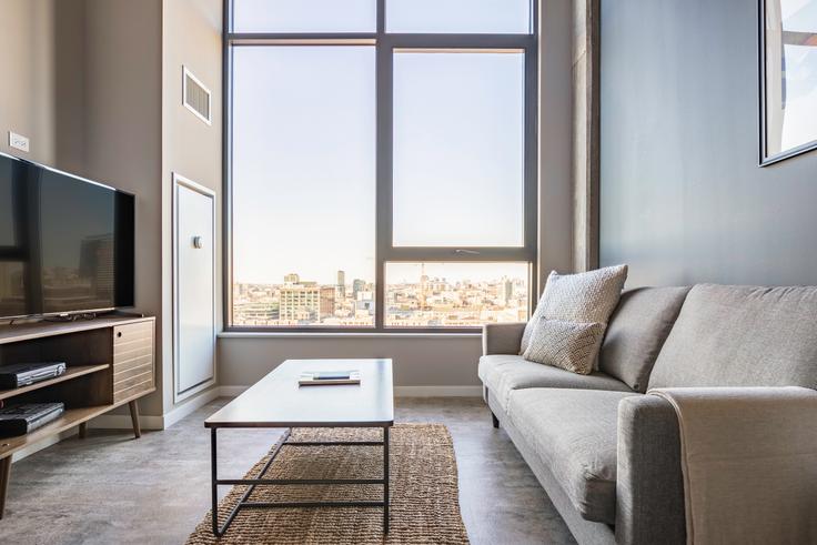Chicago, Chicago에 위치한 Union West Apartments 아파트의 세련된 인테리어가 돋보이는 거실 Chicago, Chicago에 위치한 Union West Apartments 아파트의 세련된 인테리어가 돋보이는 거실