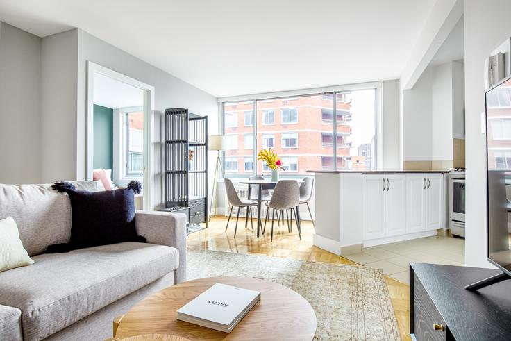 Elegante sala de estar con mobiliario moderno en un apartamento en 500 Second Avenue en Kips Bay, New York