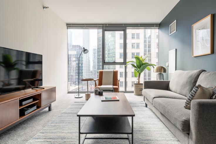 Chicago, Chicago에 위치한 Lake & Wells Apartments 아파트의 세련된 인테리어가 돋보이는 거실 Chicago, Chicago에 위치한 Lake & Wells Apartments 아파트의 세련된 인테리어가 돋보이는 거실