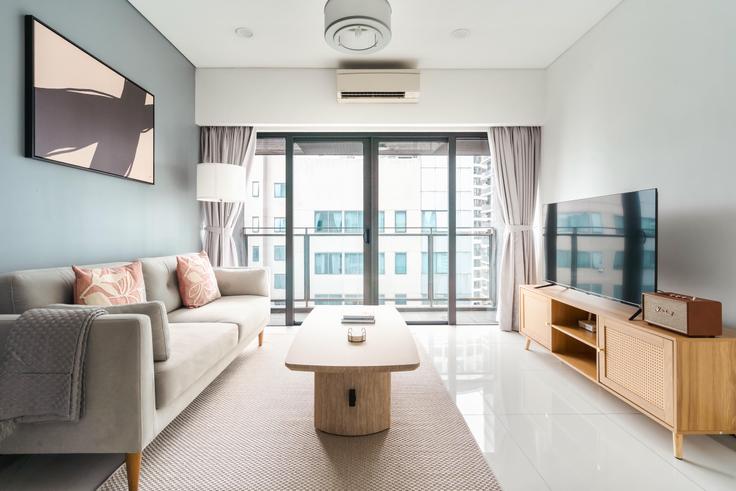 Kampung Baru, Kuala Lumpur에 위치한 Mercu Summer Suites, Tower B 아파트의 세련된 인테리어가 돋보이는 거실 Kampung Baru, Kuala Lumpur에 위치한 Mercu Summer Suites, Tower B 아파트의 세련된 인테리어가 돋보이는 거실