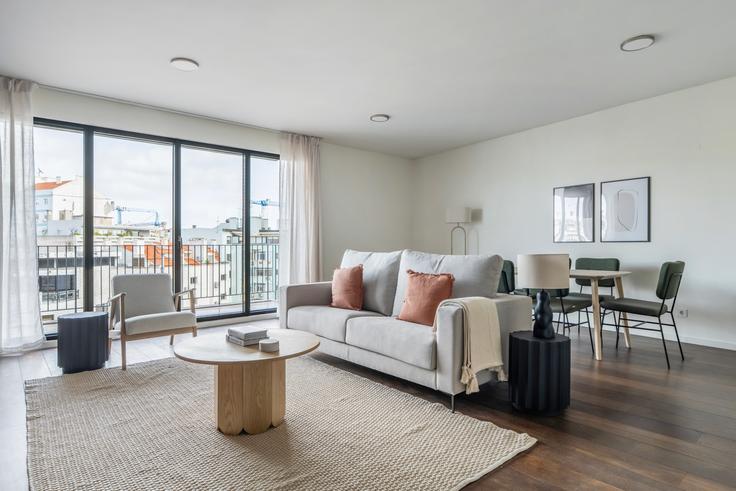 Elegante sala de estar con mobiliario moderno en un apartamento en Avenida António Augusto de Aguiar 22 en Avenidas Novas, Lisbon