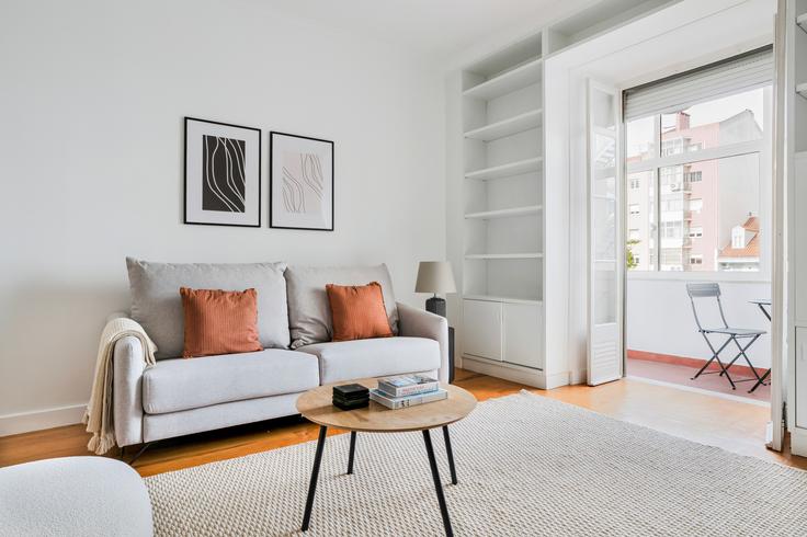 Salle de séjour élégante avec mobilier moderne dans un appartement à Visconde Valmor 30 à Avenidas Novas, Lisbon Salle de séjour élégante avec mobilier moderne dans un appartement à Visconde Valmor 30 à Avenidas Novas, Lisbon