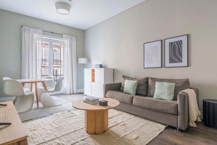 Elegante sala de estar con mobiliario moderno en un apartamento en Misericórdia 116 en Santa Maria Maior, Lisbon