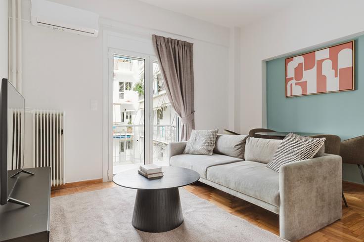 Ellanikou 27 Athens adresindeki bir dairede modern mobilyalarla zarif bir şekilde tasarlanmış oturma odası Central Athens, Athens