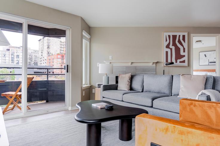 Salle de séjour élégante avec mobilier moderne dans un appartement à Griffis Belltown à Seattle, Seattle