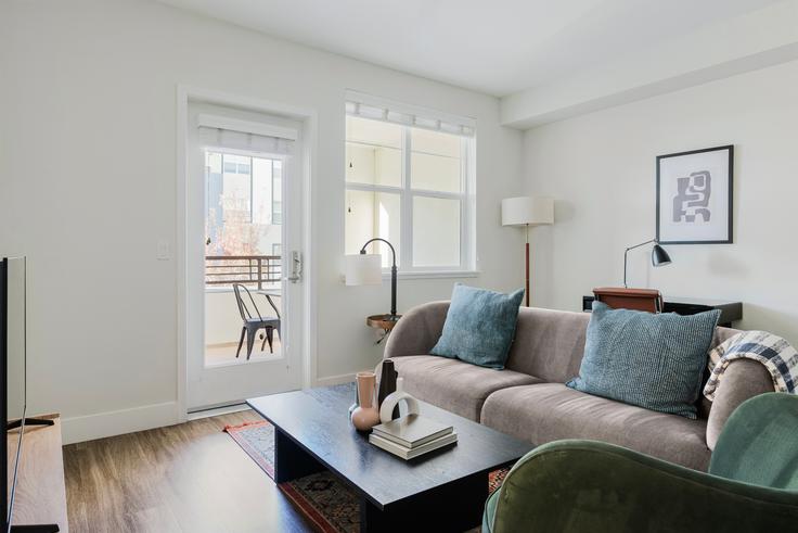 Salle de séjour élégante avec mobilier moderne dans un appartement à Artist Walk à Fremont, Fremont Salle de séjour élégante avec mobilier moderne dans un appartement à Artist Walk à Fremont, Fremont