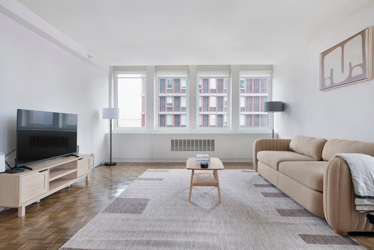 Boston BostonのAva back bayのアパートメントにある、モダンな家具を備えたエレガントなデザインのリビングルーム Boston BostonのAva back bayのアパートメントにある、モダンな家具を備えたエレガントなデザインのリビングルーム