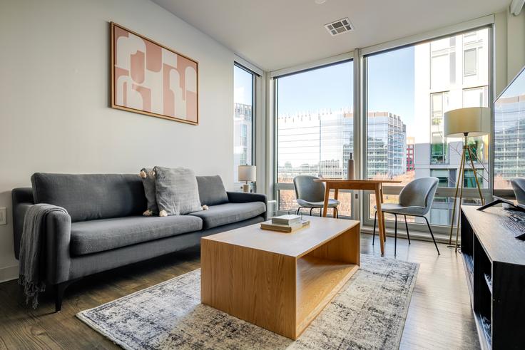 Elegant gestaltetes Wohnzimmer mit moderner Einrichtung in einer Wohnung im Ava northpoint in Cambridge, Cambridge