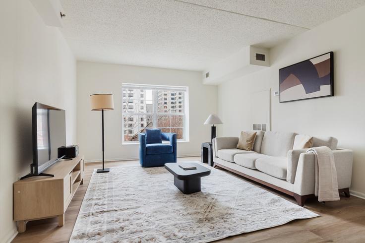 Jersey City, Jersey City에 위치한 Avalon Cove 아파트의 세련된 인테리어가 돋보이는 거실