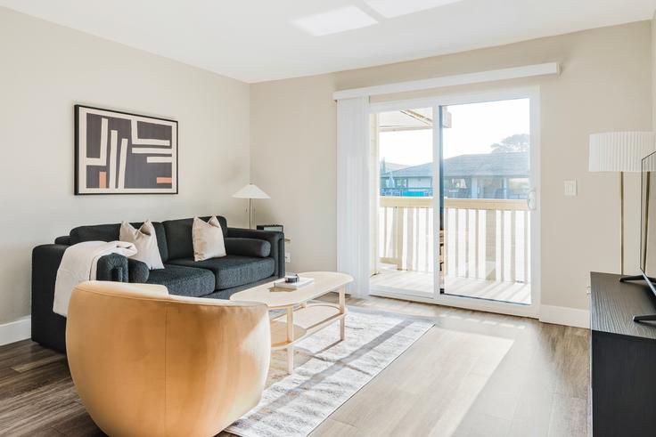 Sala de estar elegantemente projetada com móveis modernos em um apartamento no Harbor cove em Foster City, Foster City Sala de estar elegantemente projetada com móveis modernos em um apartamento no Harbor cove em Foster City, Foster City