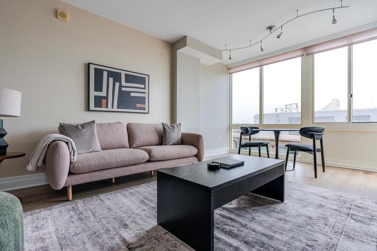 Elegant gestaltetes Wohnzimmer mit moderner Einrichtung in einer Wohnung im Residences on the Avenue in Washington, Washington