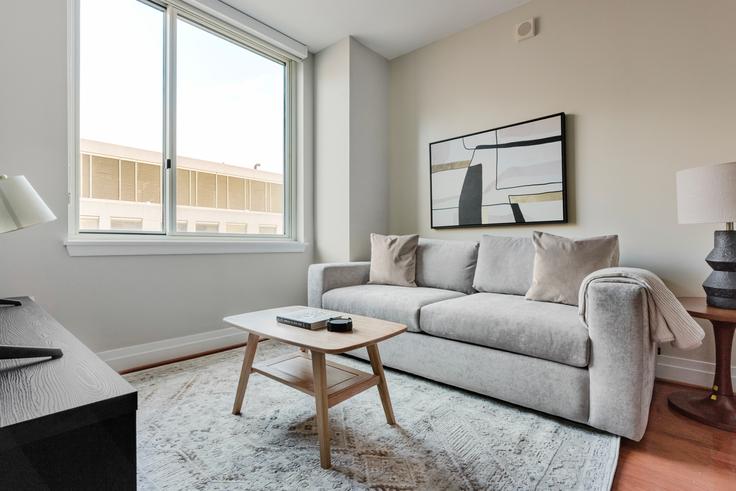 Elegant gestaltetes Wohnzimmer mit moderner Einrichtung in einer Wohnung im Residences on the Avenue in Washington, Washington