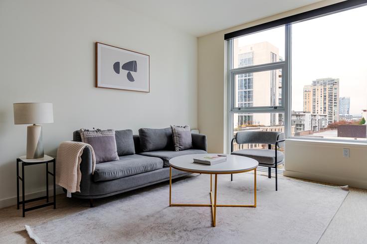 Elegant gestaltetes Wohnzimmer mit moderner Einrichtung in einer Wohnung im Avalon towers bellevue in Bellevue, Bellevue