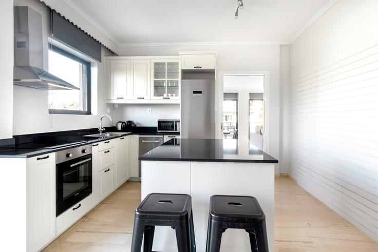Cozinha funcional e elegante com equipamentos de última geração em apartamento de alto padrão no Ermou III em South Athens, Athens