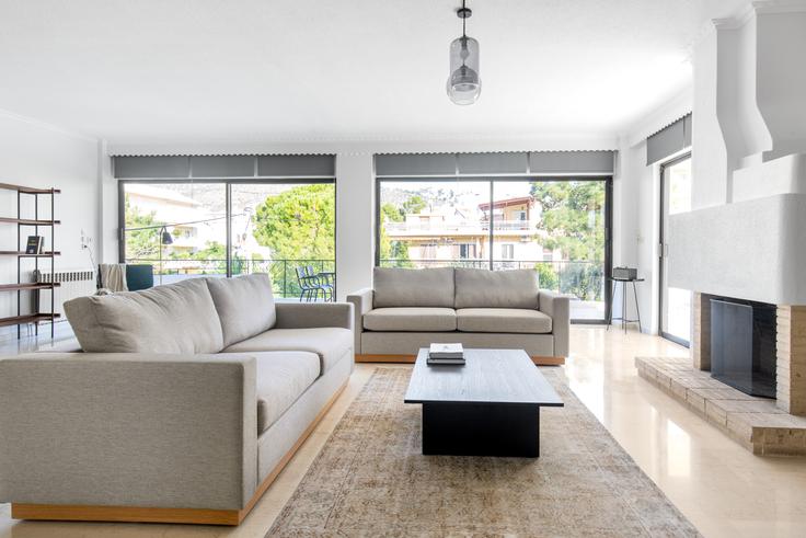 Sala de estar elegantemente projetada com móveis modernos em um apartamento no Ermou III em South Athens, Athens Sala de estar elegantemente projetada com móveis modernos em um apartamento no Ermou III em South Athens, Athens