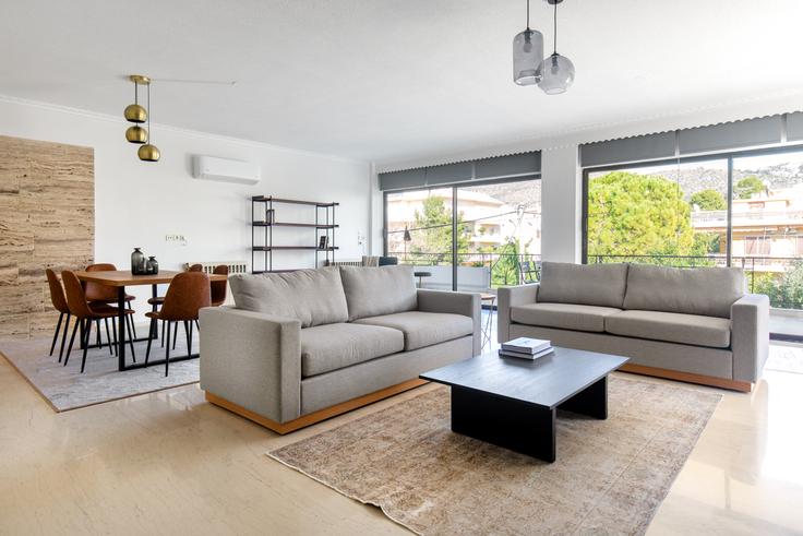 Sala de estar elegantemente projetada com móveis modernos em um apartamento no Ermou III em South Athens, Athens