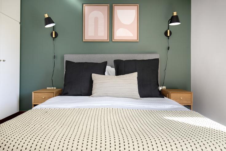 Quarto principal aconchegante com cama grande, iluminação suave e móveis elegantes em um apartamento mobiliado no Ermou III em South Athens, Athens