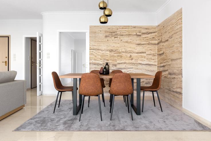 Mesa de jantar com cadeiras elegantes em um apartamento no Ermou III em South Athens, Athens