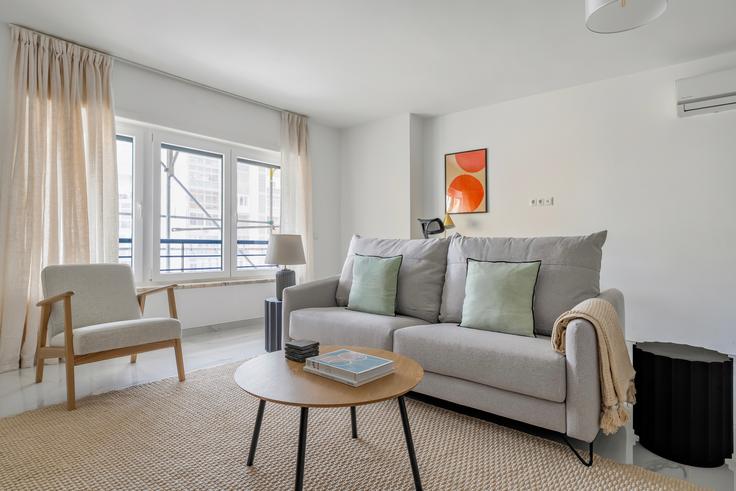 Elegant gestaltetes Wohnzimmer mit moderner Einrichtung in einer Wohnung im Pedro Reinel 73 in Cascais e Estoril, Cascais Elegant gestaltetes Wohnzimmer mit moderner Einrichtung in einer Wohnung im Pedro Reinel 73 in Cascais e Estoril, Cascais