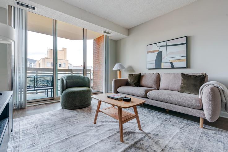 Elegante sala de estar con mobiliario moderno en un apartamento en Winston House en Washington, Washington