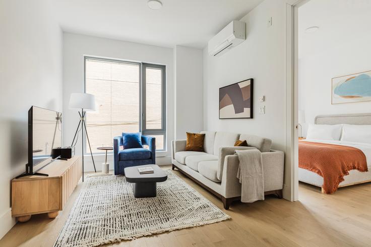 New York BrooklynのThe Elliotのアパートメントにある、モダンな家具を備えたエレガントなデザインのリビングルーム