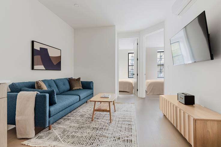 Salle de séjour élégante avec mobilier moderne dans un appartement à The James à Manhattan, New York Salle de séjour élégante avec mobilier moderne dans un appartement à The James à Manhattan, New York