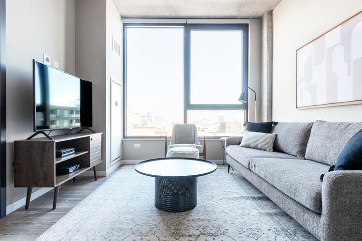 Elegant gestaltetes Wohnzimmer mit moderner Einrichtung in einer Wohnung im Union West Apartments in Chicago, Chicago Elegant gestaltetes Wohnzimmer mit moderner Einrichtung in einer Wohnung im Union West Apartments in Chicago, Chicago