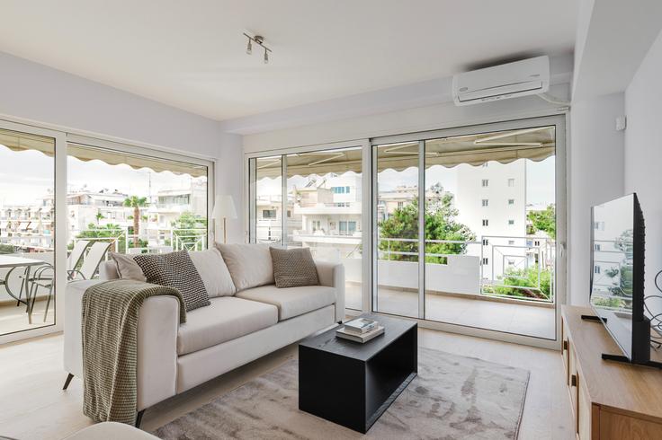 South Athens, Athens에 위치한 Mpotsari 1 아파트의 세련된 인테리어가 돋보이는 거실 South Athens, Athens에 위치한 Mpotsari 1 아파트의 세련된 인테리어가 돋보이는 거실