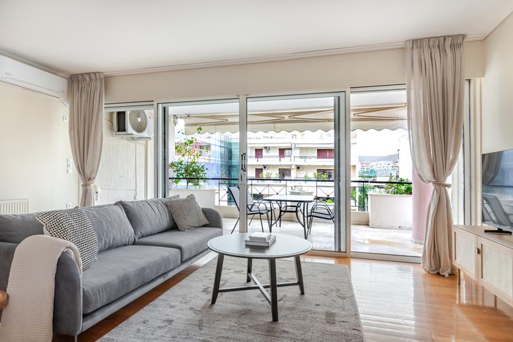 Sala de estar elegantemente projetada com móveis modernos em um apartamento no Omirou 28 em South Athens, Athens Sala de estar elegantemente projetada com móveis modernos em um apartamento no Omirou 28 em South Athens, Athens