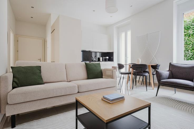 Zurich District 2のMutschellenstrasse 17のアパートメントにある、モダンな家具を備えたエレガントなデザインのリビングルーム