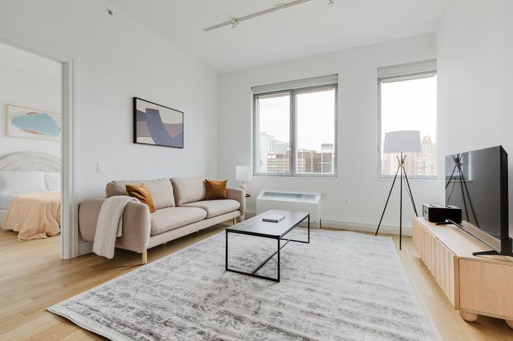 Forte Select At Mercedes House adresindeki bir dairede modern mobilyalarla zarif bir şekilde tasarlanmış oturma odası Manhattan, New York Forte Select At Mercedes House adresindeki bir dairede modern mobilyalarla zarif bir şekilde tasarlanmış oturma odası Manhattan, New York